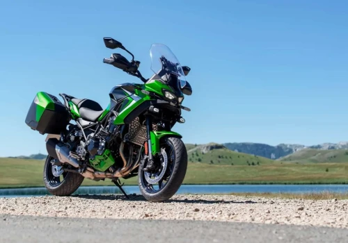 Nowy Kawasaki Versys 900. Cztery cylindry, 122 KM i radary w standardzie