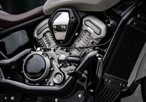 Harley stawia na wielkie V-twiny. Benda wybrała cztery cylindry i znacznie wyższe obroty