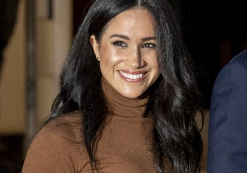 Meghan Markle wybrała karmelowe okrycie. Ten kolor będzie królował jesienią