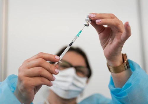 Dyskredytowali konkurencję, by sprzedać swoje szczepionki? KE uderza w koncern Sanofi