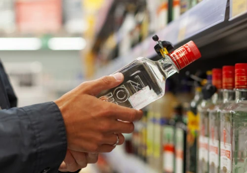 Maleje spożycie, a zakazy rosną. Ekspert krytycznie o nocnej prohibicji