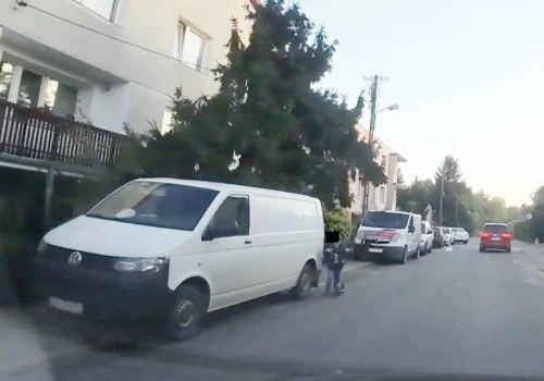 Kierowcy zastawiają chodnik, dziecko ryzykuje wyjście na jezdnię