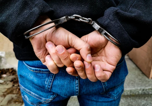 Nie chciał stawić się przed sądem, więc odwiedzili go policjanci. W mieszkaniu znaleziono „zawiniątka”