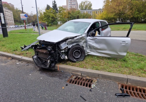 Poważny wypadek w Lublinie. Dwa auta rozbite, skrzyżowanie zablokowane