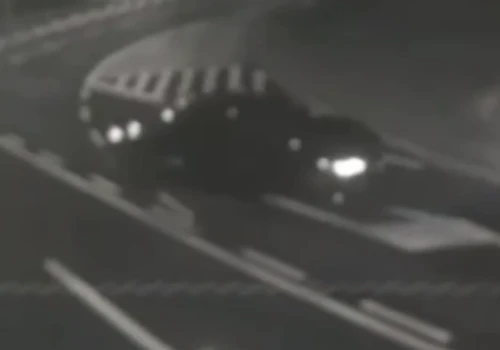 Driftował na rondzie, uderzył w latarnię i odjechał. 19-latek stracił prawo jazdy