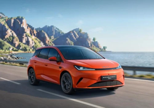 BYD przecenił hybrydę plug-in o 30 900 zł. Teraz kosztuje mniej niż 90 tys. zł