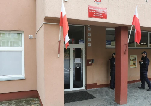 Szkoły zamykają drzwi przed rodzicami. "Córka płacze, marudzi i chce, żeby jej towarzyszyła"