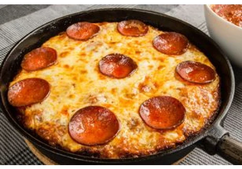 Grubą pizzę robię na patelni. Puchata jak chmurka i lepsza niż mrożonka