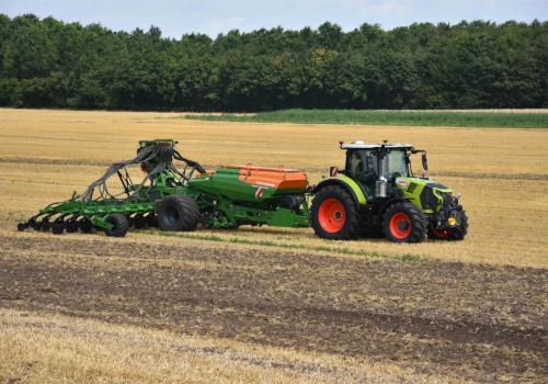 180 KM, tylko 4 cylindry i fotel z masażem. CLAAS pokazał nowego ARIONA, który może zaskoczyć rolników