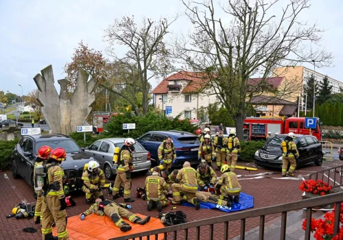 Podejrzana przesyłka z ładunkiem wybuchowym i ewakuacja Starostwa. Tak wyglądały ćwiczenia służb w Słupcy.