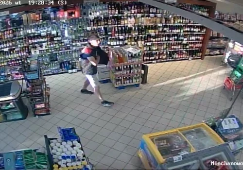 Wynieśli alkohol i papierosy za ponad 4 tys. zł! Policja publikuje zdjęcia. Rozpoznajesz tych mężczyzn?