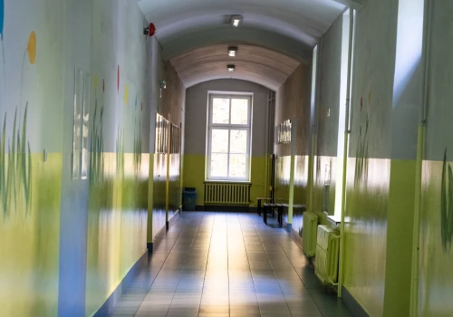 Niewidzialne: śmierć woźnej przypomina, że szkoła to nie tylko dzieci i nauczyciele