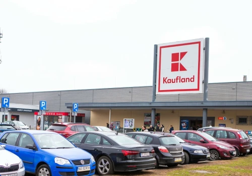 Kaufland zmienia zasady parkowania. Kierowcy muszą wiedzieć o kamerach