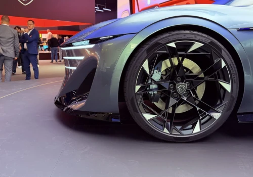 Nowy Peugeot RCZ Vision z bliska. Francuska marka w wielkim stylu przywraca dwudrzwiowe coupe