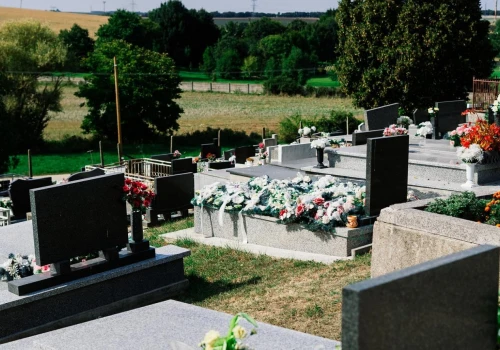 Zanim postawisz kwiaty na grobie, sięgnij do portfela. Ten trik znały już nasze babcie