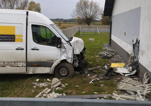 Bus dostawczy staranował ogrodzenie i wjechał w ścianę remizy OSP