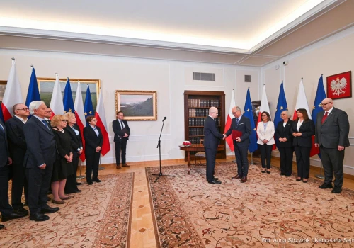 Komisja Wenecka o TK. Berek złożył ślubowanie, Kaczyński mówi o „zamachu stanu”. Żurek odsunął trzech sędziów