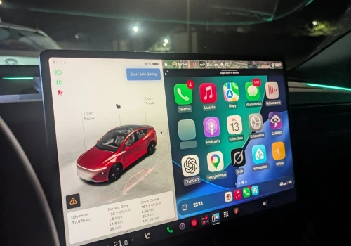 Polak naprawił Teslę. Możecie mieć w niej natywnego CarPlay