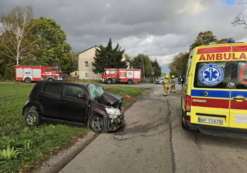 Poważne zderzenie w Szymanowie. Strażacy użyli narzędzi hydraulicznych, kierowca trafił do szpitala