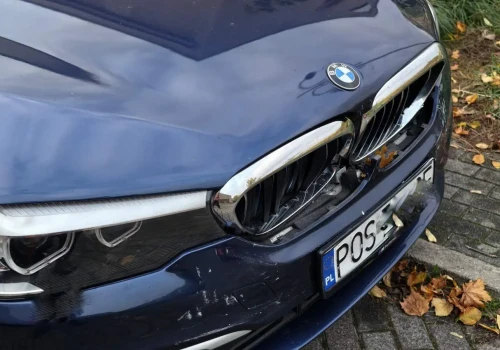 SZOK NA PARKINGU. BMW staranowało 5 aut