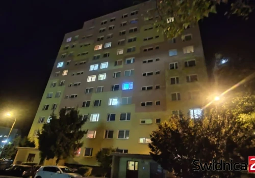 Strażacy na pomoc uwięzionemu w windzie