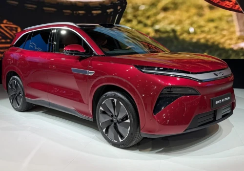 BYD Atto 8, czyli BYD Tang L dla Europy. Model sztandarowy, bateria 115 kWh z megaszybkim ładowaniem w 9 minut do pełna