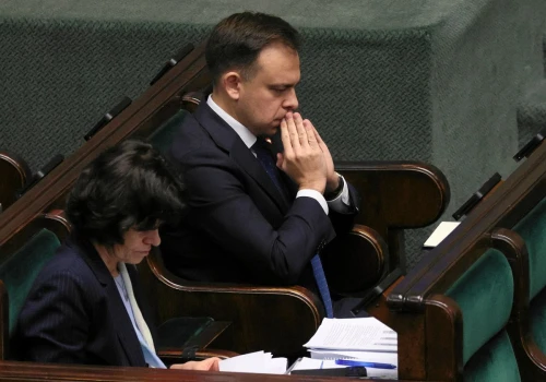 Rada Fiskalna ostrzega: rząd ryzykownie zwleka ze zmniejszaniem deficytu. Wątpliwości wokół prognoz rządu