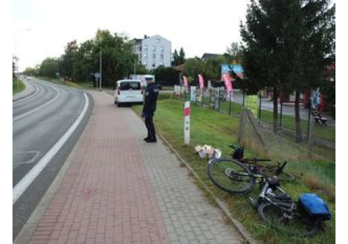 Skowarcz: Czołowe zderzenie rowerzystów na ścieżce. Ranni mężczyźni zabrani do szpitali