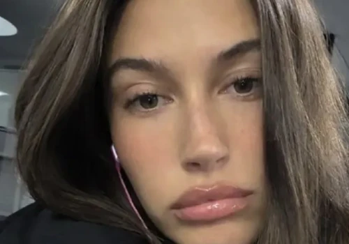 Nowe włosy Hailey Bieber to złoto na jesień. Ten kolor wygląda luksusowo
