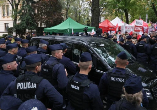 Awantura przed Trybunałem Konstytucyjnym. Trzy osoby zatrzymane