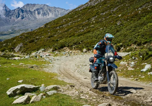 Nie każdy adventure potrzebuje 100 KM i wielkiego ekranu. Kawasaki stawia na niską masę
