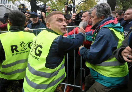Przepychanki przed TK. Szef MSWiA: Zatrzymano trzy osoby
