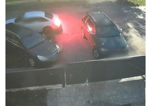 Tomaszów Lubelski: Miał ponad 2,5 promila i rozbił dwa zaparkowane auta. 31-latek stracił prawo jazdy
