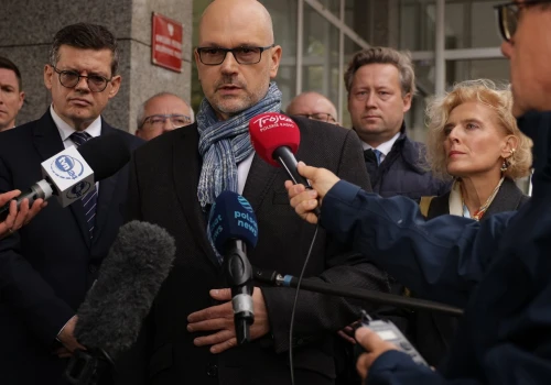 Berek sędzią Trybunału Konstytucyjnego - przepychanki przed siedzibą. "Ten wrak jest kapsułą czasu"