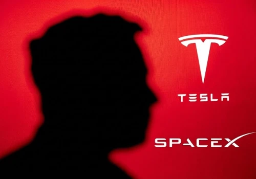 Fuzja Tesli i SpaceX? Barclays wskazuje możliwy termin, ale rynek wciąż czeka na konkrety