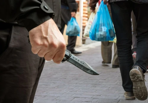 Ataku nożownika boi się już każdy, ale jak wtedy zareagować? Ekspert ma jedną radę