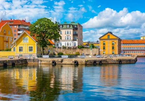 Kierunek dnia. Idealny na jednodniową wycieczkę. Kolorowe domy, bajkowy port i aż 33 wyspy