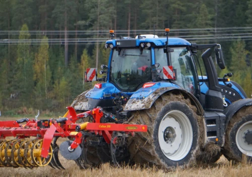 Nowa Valtra T6. Najbardziej zaskakuje nie moc, ale sposób prowadzenia
