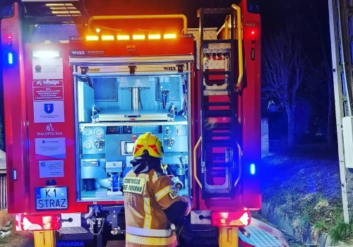 Poranna akcja ratunkowa w Świniarsku, pod Nowym Sączem. Kierowca samochodu został zabrany do szpitala