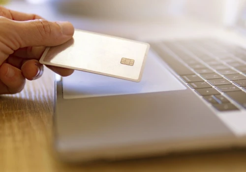 Masz konto w Banku Peako? Wystarczy przyłożyć kartę do telefonu, oszuści mają nową metodę