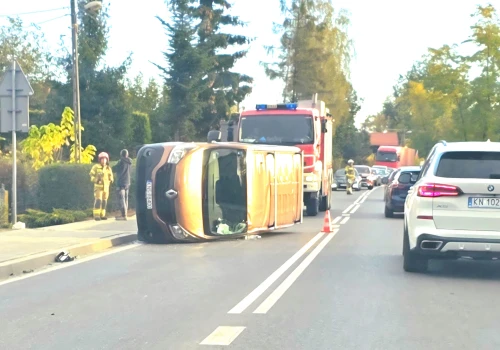 Wypadek na Sądecczyźnie pod Szkołą Podstawową. Trwają działania służb
