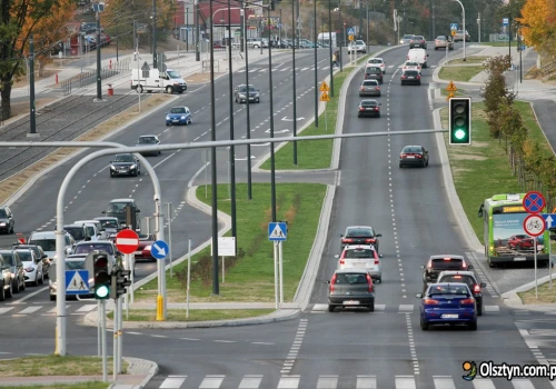Olsztyn. Spał za kierownicą na środku al. Sikorskiego. Gdy zobaczył policjantów, zaczął uciekać
