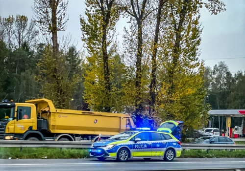 Poranne korki na S86. Zderzenie samochodów na Dąbrówce Małej