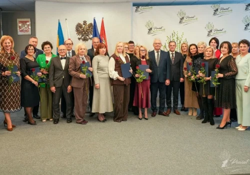 Nauczyciele i pracownicy powiatowych jednostek z Ciechanowa z nagrodami od starosty