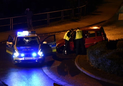 Na oczach policjantów wjechał na pas zieleni na rondzie, miał 2,4 promila