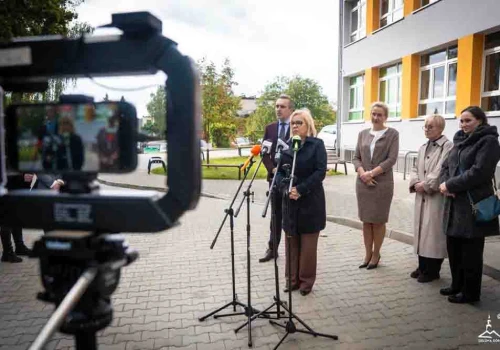 Zielona Góra. „Rewelacyjnie wam się to udało” – Paulina Hennig-Kloska chwali SP nr 14