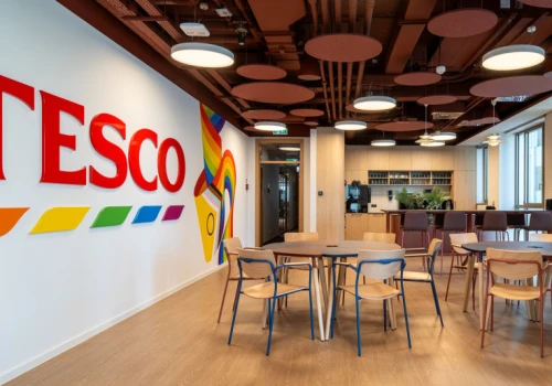 26 sal konferencyjnych, 30 budek telefonicznych i town hall. Tak urządza się Tesco w Polsce
