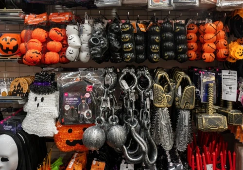 Strach w szkołach odbija się na sklepach. Popularne akcesoria na Halloween chowane ze smutkiem