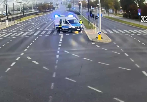 Samochód stał na Alei Sikorskiego, a kierowca się nie ruszał. Stało się coś nieoczekiwanego
