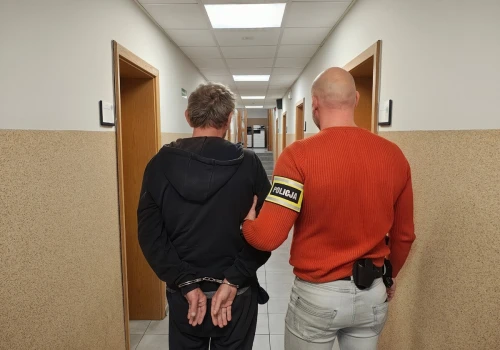 59-latek miał zaczepiać dzieci i zachowywać się obscenicznie. Został zatrzymany w Zgierzu